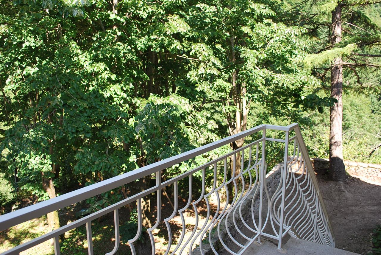 Les escaliers à l'arrière du gîte menant au jardin d'agrément