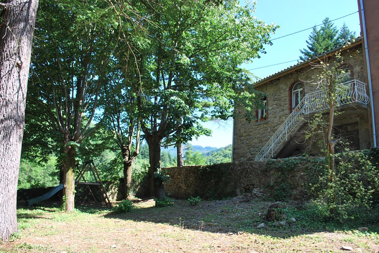 Vue du gîte du jardin en contrebas.